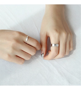 Détail de bagues minimalistes en argent S925 avec anneau fin et anneau large poli brillant
