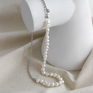 Collana in argento S925 con perle d'acqua dolce barocche e catena a sfere di metallo