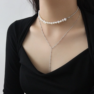 Collana a doppio strato con perle barocche e sfere d'argento indossata da modella