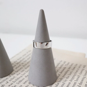 Bague large minimaliste en argent sterling S925 avec une finition polie brillante