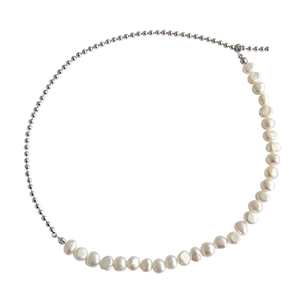 Collana minimalista in argento sterling S925 con perle barocche e sfere di metallo