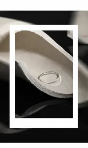 Detalle macro del anillo minimalista de plata de ley S925 con acabado de textura tallada