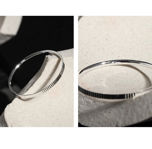 Primer plano del anillo de plata S925 con textura vertical y grabado S925 interno