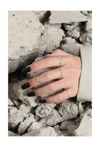 Detalle de cuatro anillos de plata de ley S925 con texturas y patrones ondulados
