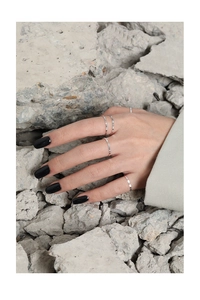 Detalle de anillo fino de plata S925 de 1,2 mm con acabado texturizado para mujer
