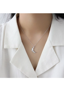 Collana minimalista in argento S925 con pendente a luna testurizzato su una modella