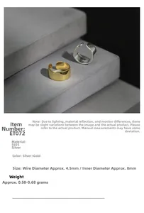 Detailopname van S925 sterling zilveren ear cuffs in goud en zilver, minimalistisch design