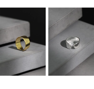 Detailopname van goud- en zilverkleurige S925 sterling zilveren geometrische oorklemmen