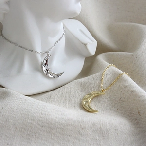 Collane a luna in argento sterling S925 con texture martellata irregolare in oro e argento