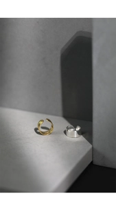 Macro-opname van de S925 zilveren stempel op minimalistische open ringen in goud
