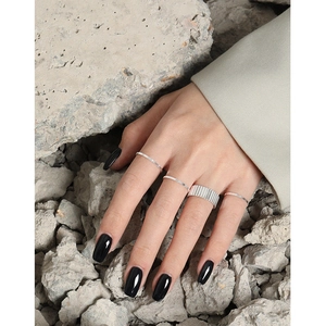 Conjunto de anillos minimalistas de plata de ley S925 con texturas en la mano