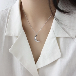 Collana minimalista in argento sterling S925 con ciondolo a mezzaluna su una modella