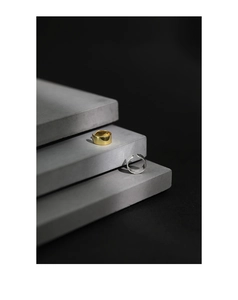 Macro-opname van minimalistische S925 sterling zilveren oorklemmen in goud en zilver