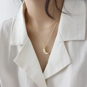 Collana doppia a strati in argento S925 dorato con un ciondolo a forma di luna crescente
