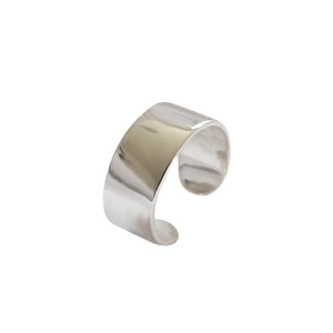 Minimalistische brede ring en ear cuff van S925 sterling zilver met spiegelafwerking