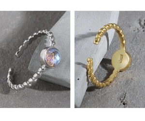 Detail eines S925 Sterlingsilberrings mit gedrehter Textur und Opal-Edelstein