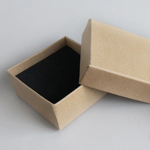 Bruin kraftpapier sieradendoosje met zwart schuim voor ringen en halskettingen