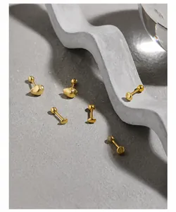 Vue macro détaillée de 6 boucles d'oreilles irrégulières en argent S925 doré avec fermoir à vis