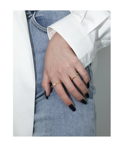 Detail von S925 Silber vergoldetem Ringset mit rosa Opal und Zirkonia Pavé-Band