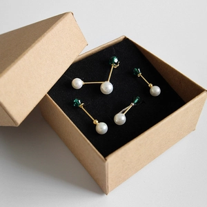 Kraftpapier sieradendoos met pareloorbellen en groene kristallen hangers set