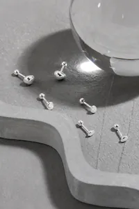Détail de boucles d'oreilles en argent S925 avec fermoirs à vis sphériques sécurisés