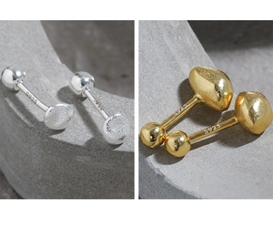 Détail macro de boucles d'oreilles en argent S925 avec fini mat et fermoir boule