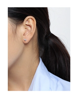 Détail d'une boucle d'oreille haricot en argent fin S925 poli portée par un mannequin