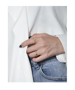 Detail von s925 Silber Mondstein Ringen mit Gold-Finish und Sternmotiven an den Fingern