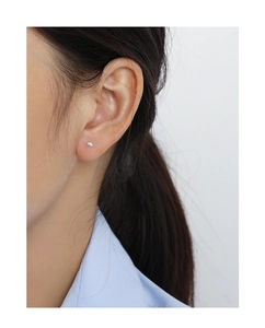 Détail d'une boucle d'oreille minimaliste ovale en argent sterling S925 portée