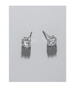 Detalle macro de pendientes de plata S925 con circón engastado en cuatro garras