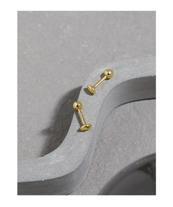 Gros plan détaillé du poinçon S925 sur des boucles d'oreilles dorées avec fermoir à vis