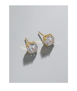 Detalle de pendientes de plata S925 bañada en oro con circonitas engastadas a cuatro garras