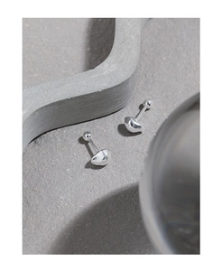 Détail macro de boucles d'oreilles irrégulières en argent S925 avec fermoir à vis rond
