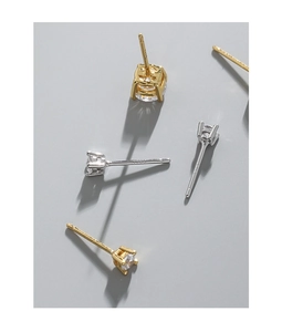 Detalle de pendientes de plata S925 con circonitas transparentes en engaste de garras
