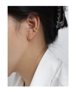 Détail de boucles d'oreilles S925 argent géométriques et clip doré sur l'oreille