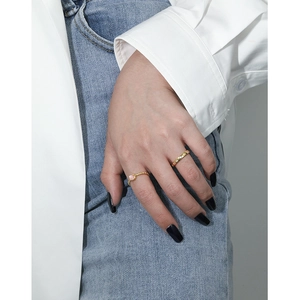 S925 Sterling Silber Goldring Set mit rosa Mondstein und Zirkonia an der Modelhand