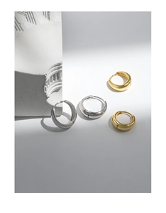 Vista macro de pendientes de aro gruesos de plata S925 en tonos oro y plata pulidos
