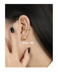 Modelo con pendiente de media luna dorado y set de ear cuff texturizado en plata 925