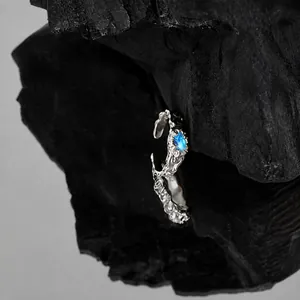 Nahaufnahme des S925 Silberrings mit Lava-Textur und blauem Mondstein-Einsatz