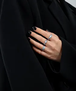 Detail von S925 Silberring mit hellblauem Mondstein auf Modell im dunklen Stil