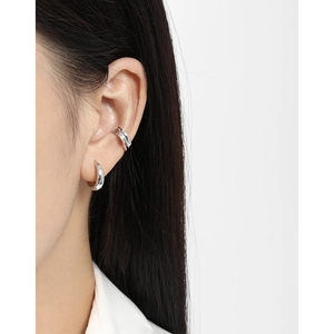 Aros minimalistas de plata de ley S925 y brazalete de oreja a capas en el modelo