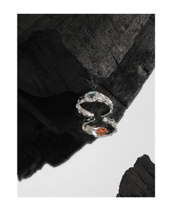 Makroaufnahme von S925 Sterlingsilber Ring mit Mondstein auf schwarzer Holzkohle