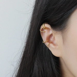 Set di quattro ear cuff dorati con design a corda e a catena cubana per donna