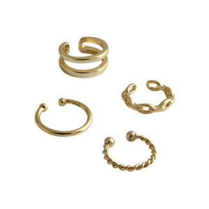 Set di quattro earcuffs in argento S925 placcato oro con design a treccia e perline