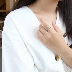 Retro Thai silver twist ring with V-shaped design and beaded texture on model finger