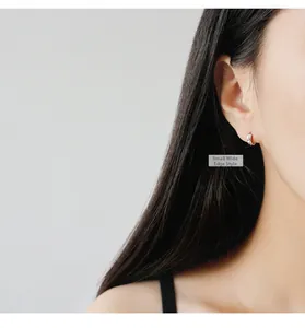 Nahaufnahme von minimalistischen S925 Sterling Silber kleinen breiten Creolen am Ohr