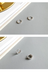 Detailansicht der minimalistischen S925 Sterling Silber Creolen mit Klappverschluss