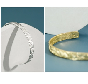 Makroaufnahme der S925 Sterlingsilber-Manschette mit gehämmerter Textur und Goldfinish