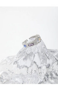Dettaglio del marchio S925 su anello in argento testurizzato con zirconi incastonati