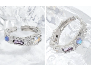 Dettaglio macro di anello in argento S925 con zircone viola e trama lavica